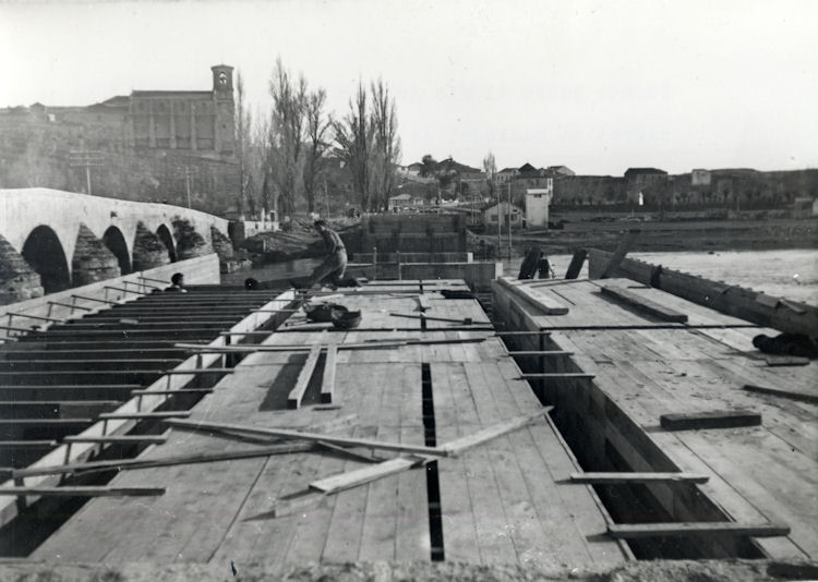 Construcción del tablero con Lerma al fondo