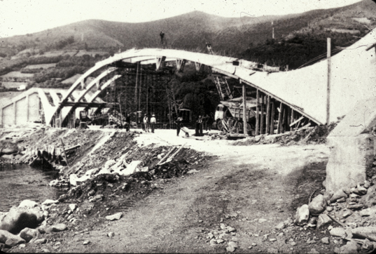 Vista del puente en construccin