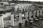 Vista del puente en construcción: pilares
