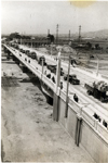 Perspectiva del puente con tránsito