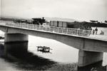 Perspectiva del puente con tránsito de vehículos