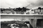 Vista del puente con tránsito de vehículos
