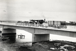 Perspectiva del puente con tránsito de vehículos