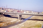 Vista del puente con gente y vehículos sobre el puente "B"