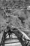 Hombre sentado en la estructura del acueducto en construcción
