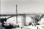 Obreros trabajando en la colocacción del primer tramo del puente