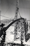 Obreros trabajando en la colocación de la primera sección del arco