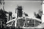 Obreros trabajando en la construcción de los pilares del acueducto