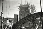 Obreros trabajando en la construcción de la estrcutura de un arco