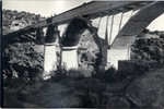 Puente en construcción con cerchas de madera en los arcos