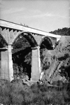Puente en construcción con cerchas de madera en los arcos