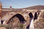 Construcción de los arcos del puente