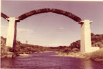 Uno de los arcos en construcción
