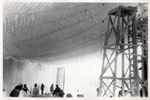 Vista interior de la cubierta, obreros trabajando