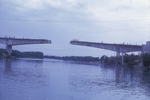 Vista del puente en construcción